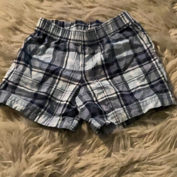Carter’s short set. Blue plaid pull-up shorts and navy blue pullover shirt 9m. - Picture 6 of 9